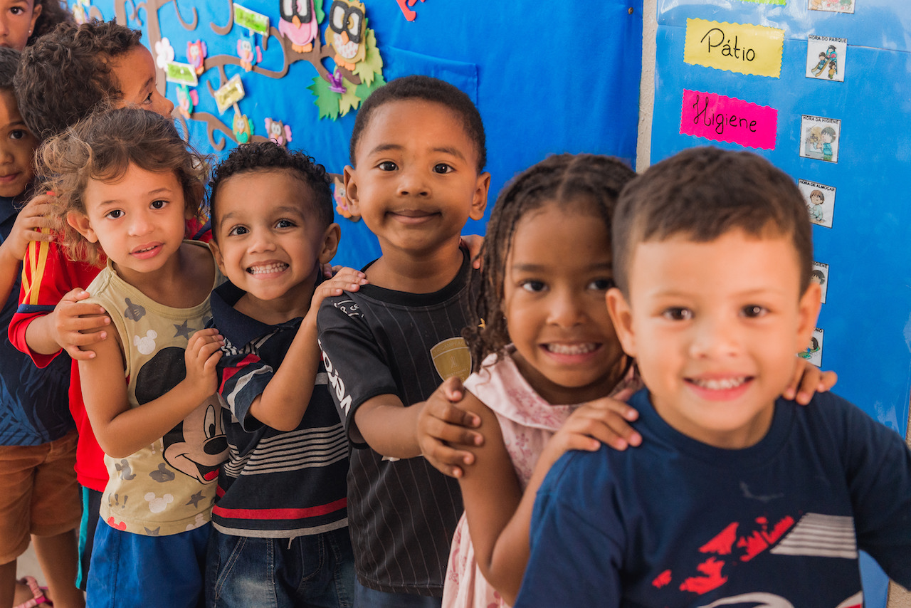 Grupo de crianças em fila sorrindo