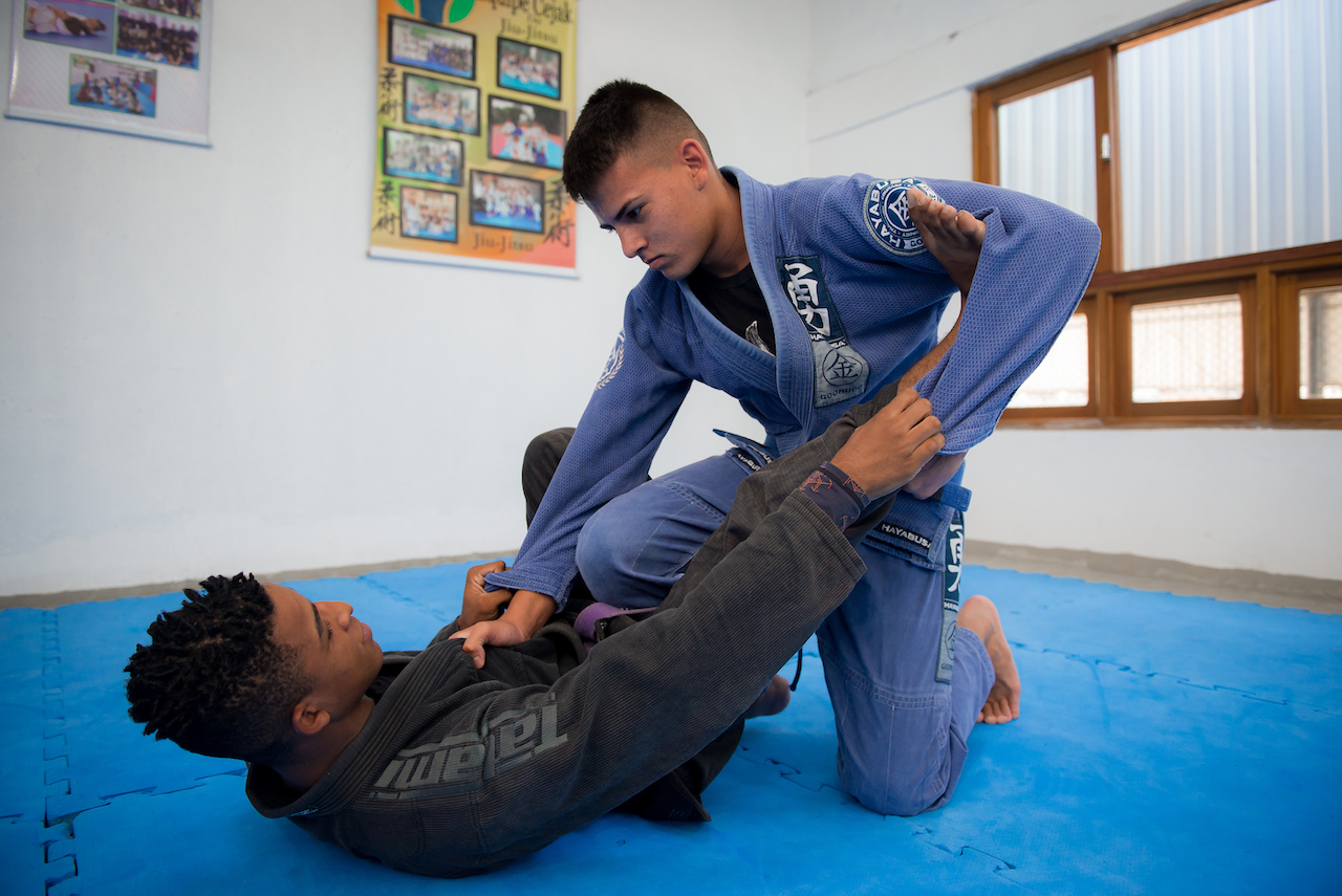 Duas pessoas praticando jiu-jitsu