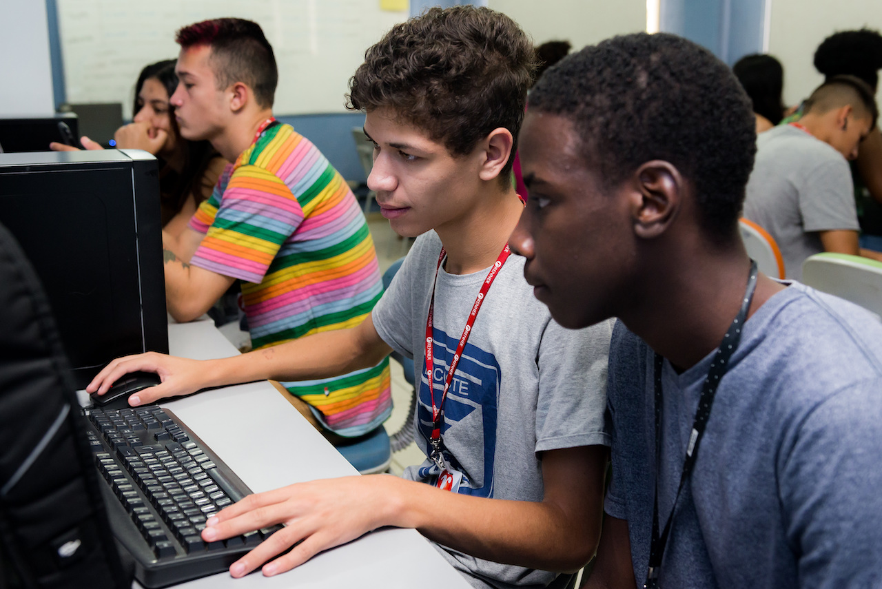 Dois jovens em um computador